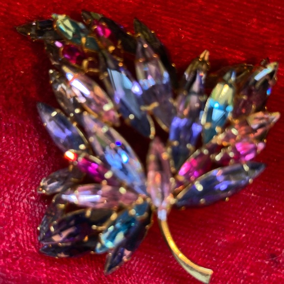 Stunning vintage Austrian Crystal Leaf Marquise Brooch - Picture 3 of 5